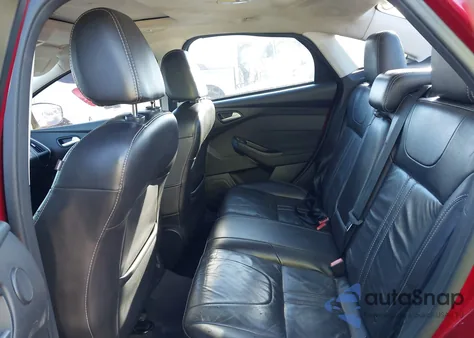 2014 Ford Focus Titanium z USA, uszkodzony, nr VIN 1FADP3J21EL409733